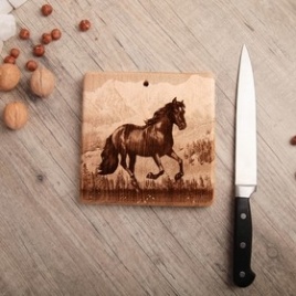 Доска из массива кедра «Лошадь», квадратная, 18 × 18 см